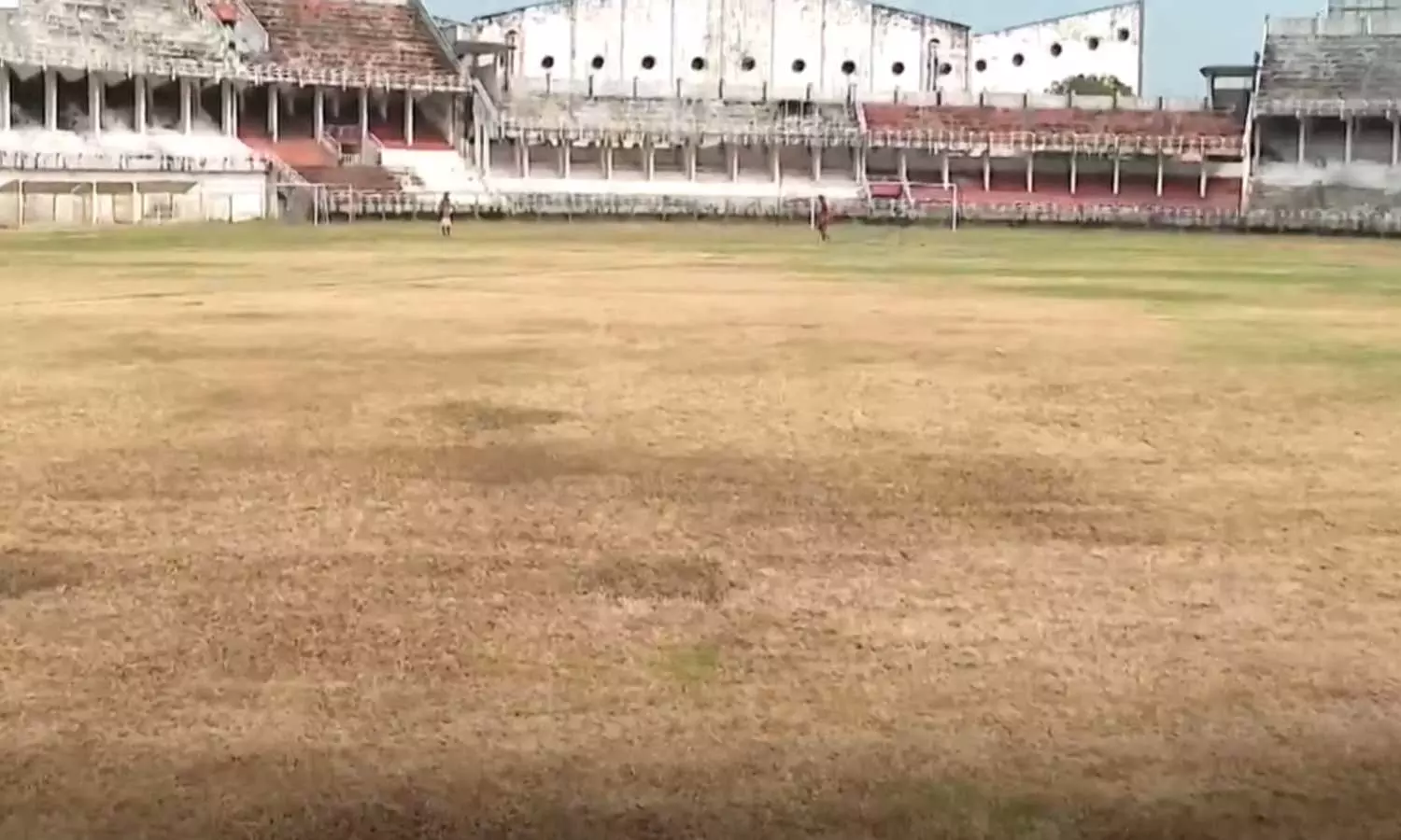 സൂപ്പര് ക്രോസ് സംഘാടകര് കരാര് പാലിച്ചില്ല; കോഴിക്കോട് കോര്പറേഷന് സ്റ്റേഡിയത്തിലെ പുല്മൈതാനം നശിച്ച നിലയില് സൂപ്പര് ക്രോസ് സംഘാടകര് കരാര് പാലിച്ചില്ല; കോഴിക്കോട് കോര്പറേഷന് സ്റ്റേഡിയത്തിലെ പുല്മൈതാനം നശിച്ച നിലയില്