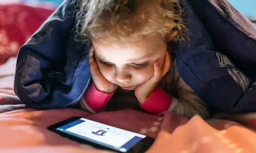 നിങ്ങളുടെ കുട്ടി സ്മാർട്ട് ഫോണിന് അടിമയാണോ? ഈ ലക്ഷണങ്ങളുണ്ടെങ്കിൽ സൂക്ഷിക്കുക