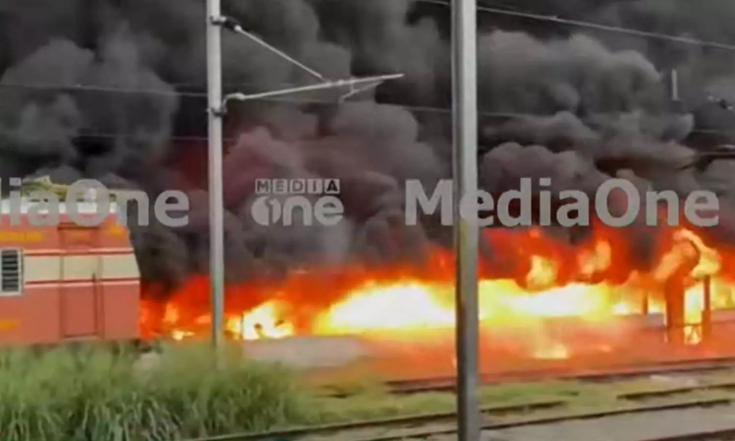 തൃശൂർ റെയിൽവെ സ്റ്റേഷൻ പാർക്കിങ് ഏരിയയിൽ വന് തീപിടിത്തം; നൂറുകണക്കിന് ബൈക്കുകൾ കത്തി നശിച്ചു തൃശൂർ റെയിൽവെ സ്റ്റേഷൻ പാർക്കിങ് ഏരിയയിൽ വന് തീപിടിത്തം; നൂറുകണക്കിന് ബൈക്കുകൾ കത്തി നശിച്ചു