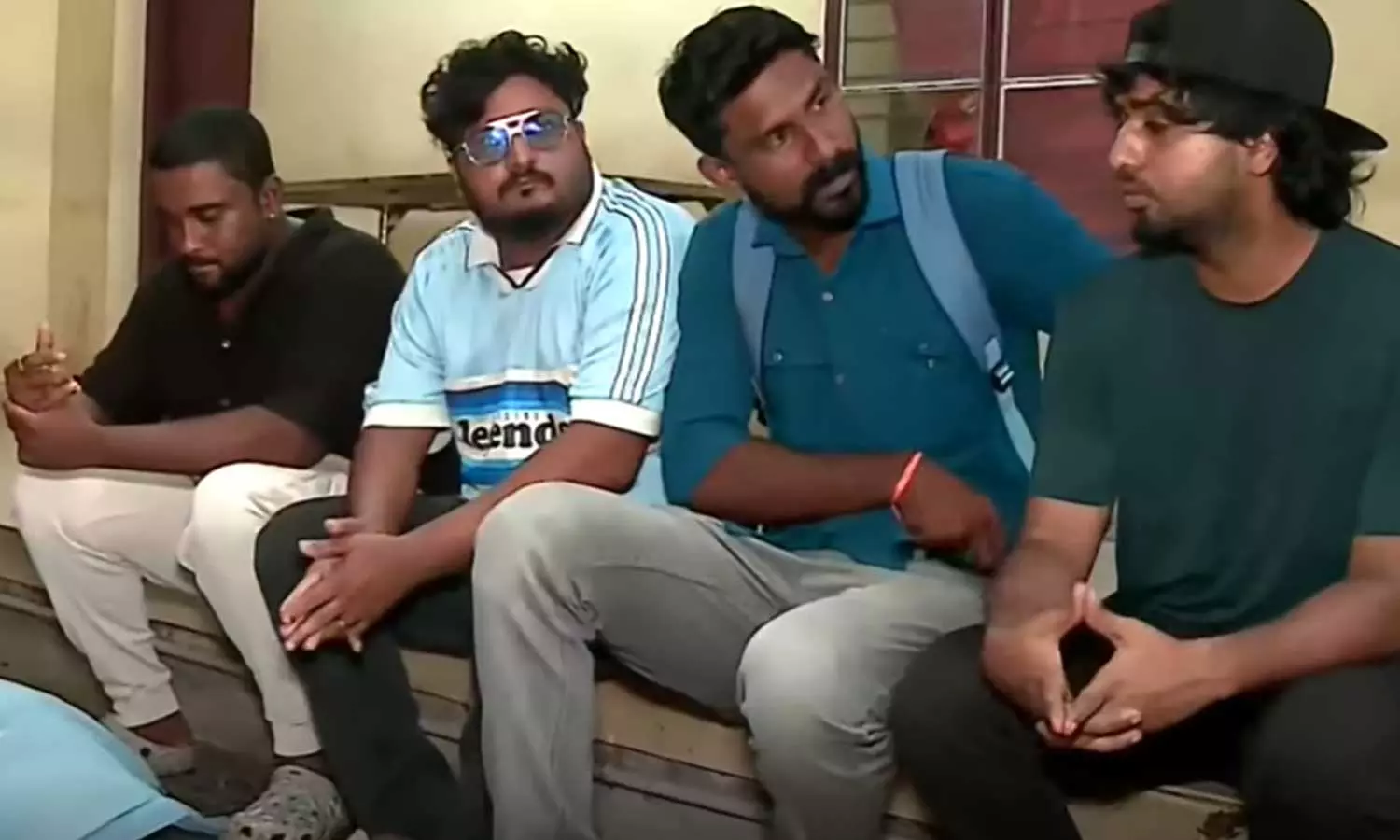 അതുമൊരു ജീവനല്ലേ...; തെരുവ് നായക്ക് വേണ്ടി നാലു ചെറുപ്പക്കാര് ഉറക്കമൊഴിച്ച് കൂട്ടിരുന്നത് ഒരു രാത്രി, കൊല്ലത്ത് നിന്നൊരു സ്നേഹക്കാഴ്ച അതുമൊരു ജീവനല്ലേ...; തെരുവ് നായക്ക് വേണ്ടി നാലു ചെറുപ്പക്കാര് ഉറക്കമൊഴിച്ച് കൂട്ടിരുന്നത് ഒരു രാത്രി, കൊല്ലത്ത് നിന്നൊരു സ്നേഹക്കാഴ്ച