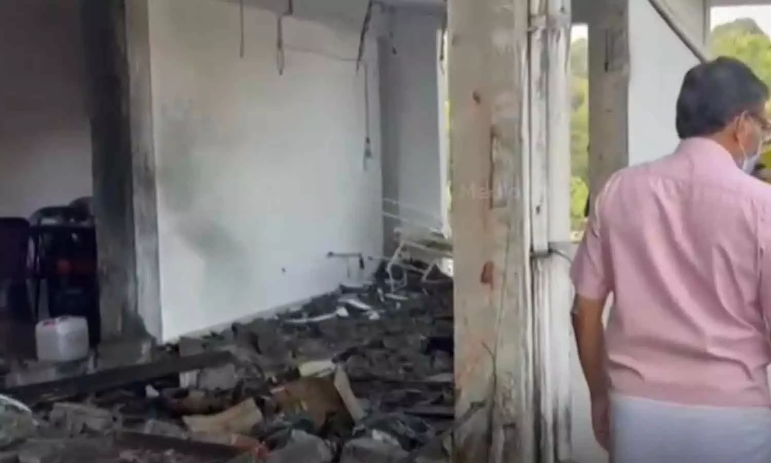 പള്ളിപ്പെരുന്നാളിനായി കതിന നിറക്കുന്നതിനിടെ പൊട്ടിത്തെറിച്ച് ഒരാൾ മരിച്ചു; ഒരാൾക്ക് പരിക്കേറ്റു പള്ളിപ്പെരുന്നാളിനായി കതിന നിറക്കുന്നതിനിടെ പൊട്ടിത്തെറിച്ച് ഒരാൾ മരിച്ചു; ഒരാൾക്ക് പരിക്കേറ്റു