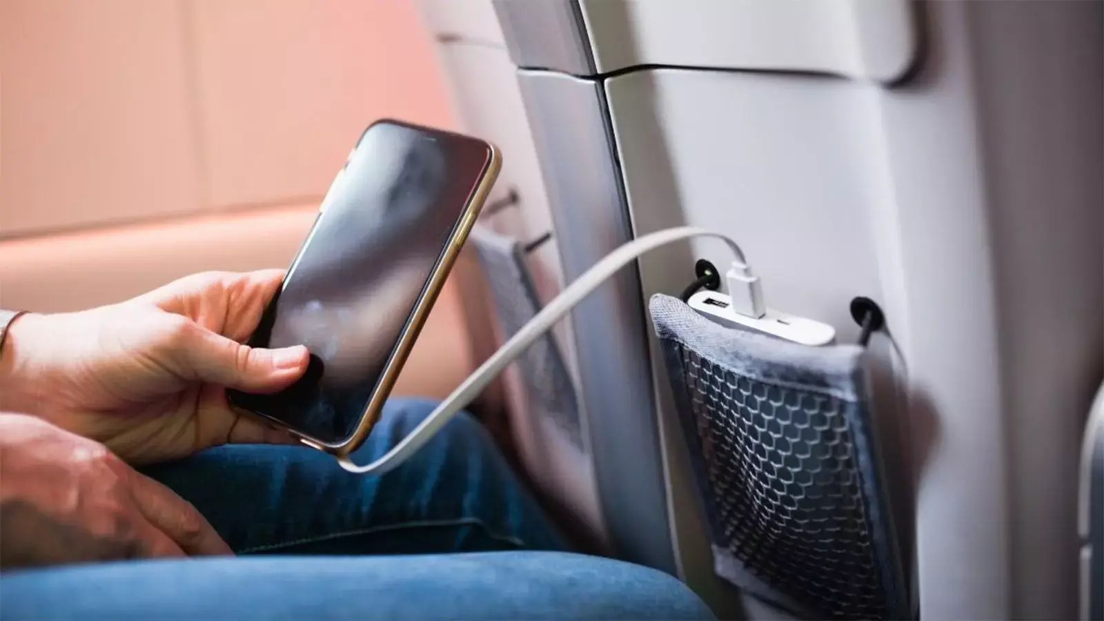 വിമാനത്തിനുള്ളിൽ പവർ ബാങ്ക് ഉപയോഗിക്കുന്നതിന് വിലക്ക്; സര്ക്കുലറുമായി ഡിജിസിഎ വിമാനത്തിനുള്ളിൽ പവർ ബാങ്ക് ഉപയോഗിക്കുന്നതിന് വിലക്ക്; സര്ക്കുലറുമായി ഡിജിസിഎ