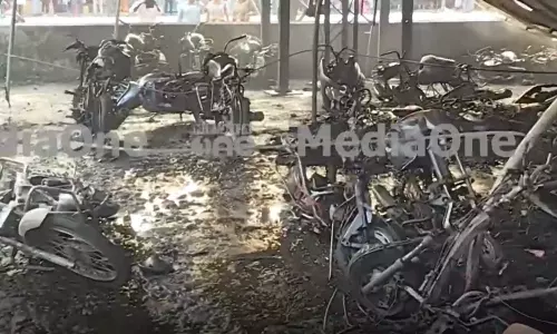 ഇലക്ട്രിക് ലെെനിൽ നിന്ന് തീപ്പൊരി പ്ലാസ്റ്റിക് കവറിൽ വീണു, വെള്ളം ഒഴിച്ചെങ്കിലും പെട്രോൾ ടാങ്ക് പൊട്ടി; തൃശൂരില്‍ കത്തി നശിച്ചത് മുന്നൂറിലധികം ബൈക്കുകള്‍