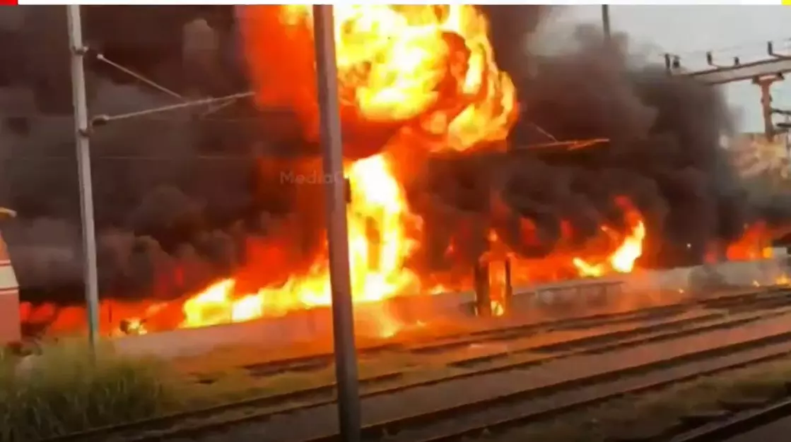 തൃശൂര് റെയിൽവെ സ്റ്റേഷനിലെ തീപിടിത്തം; വൈദ്യുതി ലൈനിൽ നിന്നും തീപ്പൊരി ഉണ്ടായതല്ല അപകടകാരണമെന്ന് റെയിൽവേ തൃശൂര് റെയിൽവെ സ്റ്റേഷനിലെ തീപിടിത്തം; വൈദ്യുതി ലൈനിൽ നിന്നും തീപ്പൊരി ഉണ്ടായതല്ല അപകടകാരണമെന്ന് റെയിൽവേ