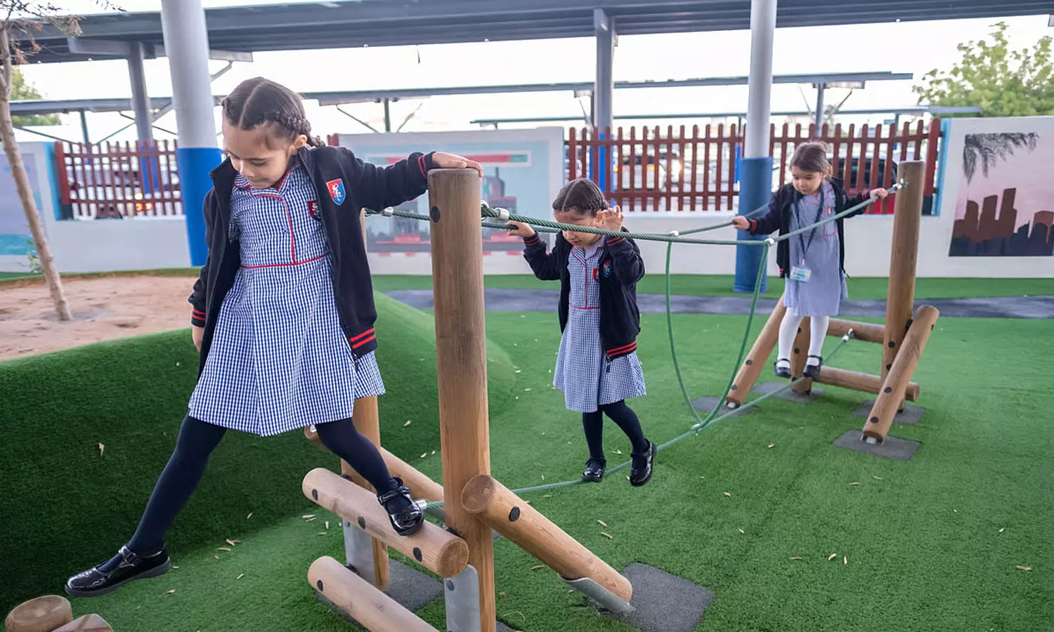 ശീതകാല അവധി കഴിഞ്ഞു, യുഎഇയിൽ ഒരു മാസത്തിന് ശേഷം വിദ്യാഥികൾ ക്ലാസുകളിലേക്ക് ശീതകാല അവധി കഴിഞ്ഞു, യുഎഇയിൽ ഒരു മാസത്തിന് ശേഷം വിദ്യാഥികൾ ക്ലാസുകളിലേക്ക്