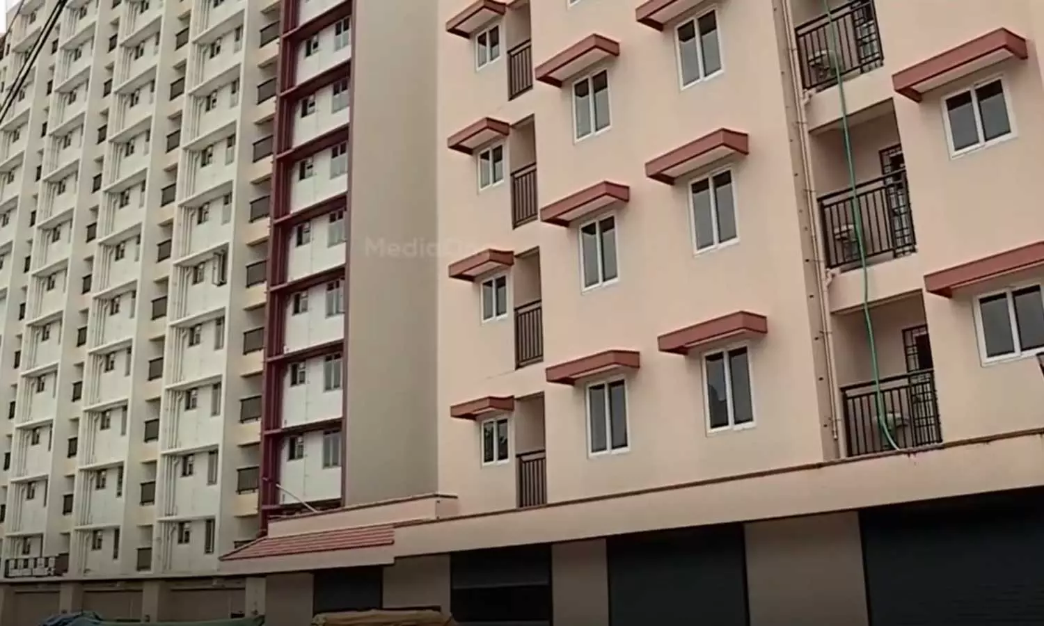 ഇതിൻ്റെ അകത്ത് കിടക്കേണ്ടിയിരുന്ന പലരും ഇപ്പൊ മരണപ്പെട്ടു; കൊച്ചിയിൽ മുഖ്യമന്ത്രി ഉദ്ഘാടനം ചെയ്ത ഫ്ലാറ്റ് സമുച്ചയം ഭവനരഹിതർക്ക്  ഇനിയും കൈകൈമാറിയില്ല