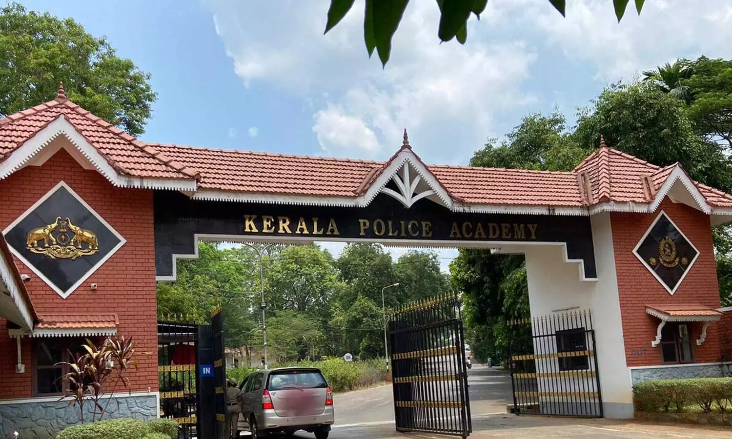 കേരള പൊലീസ് അക്കാദമിയിൽ വൻ മോഷണം; ലക്ഷങ്ങൾ വില വരുന്ന രണ്ട് ചന്ദനമരങ്ങള് മുറിച്ചു കടത്തി കേരള പൊലീസ് അക്കാദമിയിൽ വൻ മോഷണം; ലക്ഷങ്ങൾ വില വരുന്ന രണ്ട് ചന്ദനമരങ്ങള് മുറിച്ചു കടത്തി