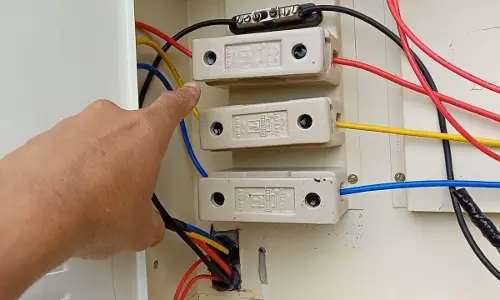 പാലക്കാട്ട് എംവിഡിയുടെ ഫ്യൂസൂരി കെഎസ്ഇബി പാലക്കാട്ട് എംവിഡിയുടെ ഫ്യൂസൂരി കെഎസ്ഇബി