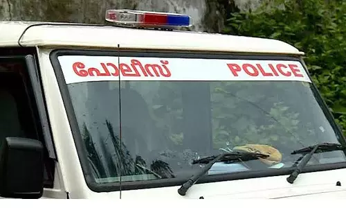 നിർത്താതെ പോയ കെഎസ്ആർടിസി ബസിന് കല്ലെറിഞ്ഞ കേസിൽ പൊലീസ് വിട്ടയച്ചയാള് വീട്ടിൽ മരിച്ച നിലയിൽ നിർത്താതെ പോയ കെഎസ്ആർടിസി ബസിന് കല്ലെറിഞ്ഞ കേസിൽ പൊലീസ് വിട്ടയച്ചയാള് വീട്ടിൽ മരിച്ച നിലയിൽ