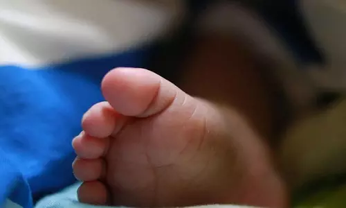 താമരശ്ശേരിയില് മുലപ്പാൽ തൊണ്ടയിൽ കുടുങ്ങി അഞ്ച് മാസം പ്രായമായ കുഞ്ഞ് മരിച്ചു താമരശ്ശേരിയില് മുലപ്പാൽ തൊണ്ടയിൽ കുടുങ്ങി അഞ്ച് മാസം പ്രായമായ കുഞ്ഞ് മരിച്ചു