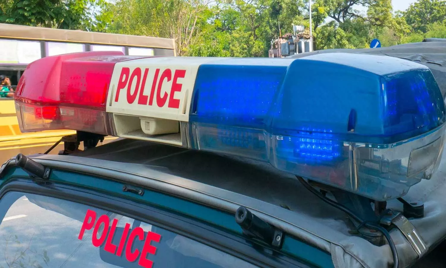 യുപിയില് ഓടുന്ന കാറില് പതിനാലുകാരിയെ എസ്ഐയും യൂട്യൂബറും ചേര്ന്ന് കൂട്ടബലാത്സംഗം ചെയ്തു യുപിയില് ഓടുന്ന കാറില് പതിനാലുകാരിയെ എസ്ഐയും യൂട്യൂബറും ചേര്ന്ന് കൂട്ടബലാത്സംഗം ചെയ്തു