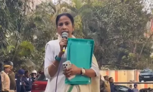 ഇഡി റെയ്ഡ് നടത്തുന്ന സ്ഥലത്തെത്തി പ്രതിഷേധിച്ച് മമത ബാനർജി; ബംഗാളിൽ നാടകീയ രംഗങ്ങൾ