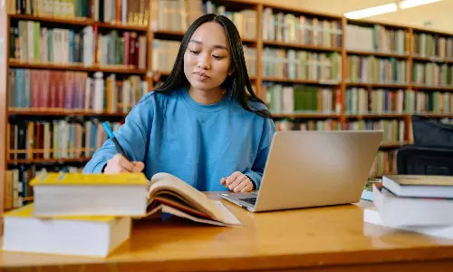 18 മുതൽ 30 വയസുവരെ പ്രായമുള്ളവർക്ക് പ്രതിവർഷം 12000 രൂപ; മുഖ്യമന്ത്രിയുടെ കണക്ട് ടു വര്‍ക്ക് പദ്ധതിയിലേക്ക് ഇപ്പോൾ അപേക്ഷിക്കാം