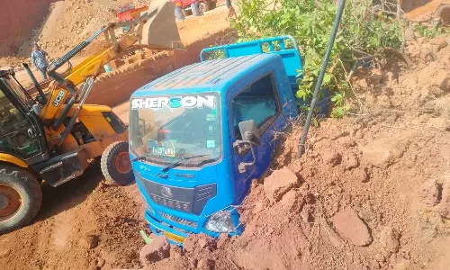 കണ്ണൂരില്‍ ക്വാറിയിൽ ലോറിക്ക് മുകളില്‍ മണ്ണിടിഞ്ഞ് വീണു; ഡ്രൈവര്‍ക്ക് ദാരുണാന്ത്യം