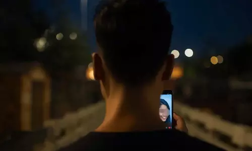 ഡേറ്റിങ് ആപ്പിലൂടെ പരിചയപ്പെട്ട എഐ ഗേള്‍ഫ്രണ്ട് നഗ്ന വിഡിയോ പകര്‍ത്തി;യുവാവിന് നഷ്ടമായത് ഒന്നര ലക്ഷം രൂപ