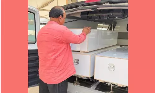  അവരുടെ സീറ്റിനടിയിലെ കാർഗോ അറയിൽ സ്വന്തം ഭർത്താവിന്‍റെ മൃതദേഹവും ഉണ്ടായിരുന്നുവെന്ന് ആ ഉമ്മ അറിഞ്ഞില്ല; നൊമ്പരക്കുറിപ്പുമായി അഷ്റഫ് താമരശ്ശേരി