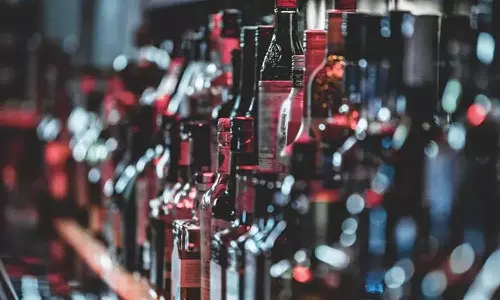 മദ്യത്തിന് പേരും ലോഗോയും ക്ഷണിച്ച ബെവ്‌കോ നടപടി; സംസ്ഥാന സര്‍ക്കാരിന് ഹൈക്കോടതി നോട്ടീസ്