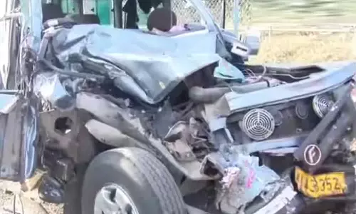 അയ്യപ്പ ഭക്തരുടെ വാഹനം ലോറിയിലിടിച്ച് കുട്ടി ഉൾപ്പെടെ നാല് പേർ മരിച്ചു, ഏഴു പേർക്ക് പരിക്ക്