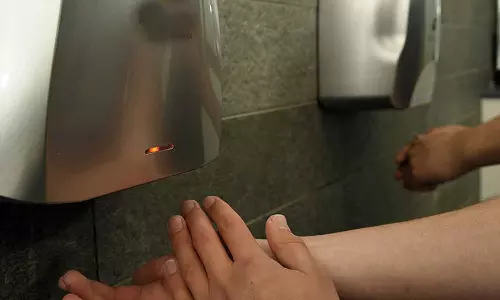  രോഗാണുക്കളെ ഫ്രീയായി തരും; ശുചിമുറികളിലെ ഹാൻഡ് ഡ്രയർ സുരക്ഷിതമോ?