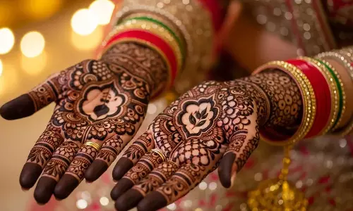 മെഹന്ദി ഇട്ടതിന് ശേഷം കൈകളില് പൊള്ളലേറ്റാൻ എന്തു ചെയ്യണം? മെഹന്ദി ഇട്ടതിന് ശേഷം കൈകളില് പൊള്ളലേറ്റാൻ എന്തു ചെയ്യണം?