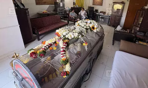 എത്തിയത് 50 പേർ മാത്രം; ആളും ആരവവുമില്ലാതെ മാധവ് ഗാഡ്ഗിലിന്റെ അവസാന യാത്ര