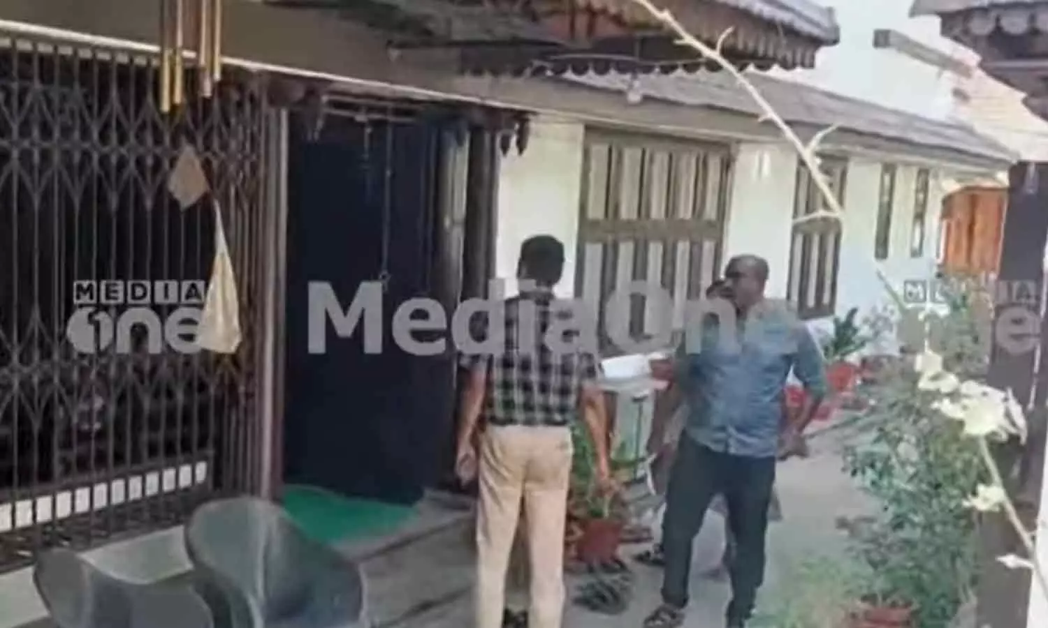 ശബരിമല സ്വർണക്കൊള്ള; കണ്ഠരര് രാജീവരരുടെ വീട്ടിൽ എസ്ഐടി പരിശോധന നടത്തുന്നു ശബരിമല സ്വർണക്കൊള്ള; കണ്ഠരര് രാജീവരരുടെ വീട്ടിൽ എസ്ഐടി പരിശോധന നടത്തുന്നു