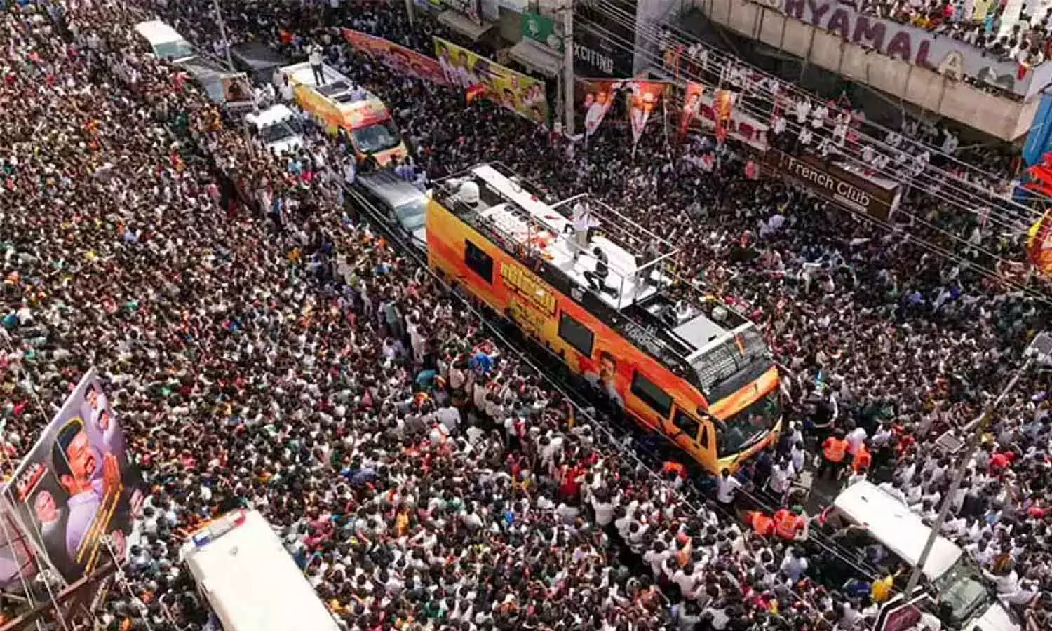 കരൂർ ദുരന്തം; വിജയ്യുടെ പ്രചാരണ വാഹനം കസ്റ്റഡിയിലെടുത്ത് സിബിഐ കരൂർ ദുരന്തം; വിജയ്യുടെ പ്രചാരണ വാഹനം കസ്റ്റഡിയിലെടുത്ത് സിബിഐ