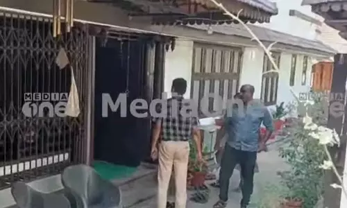 ശബരിമല സ്വർണക്കൊള്ള; കണ്ഠരര് രാജീവരരുടെ വീട്ടിൽ എസ്‌ഐടി പരിശോധന നടത്തുന്നു