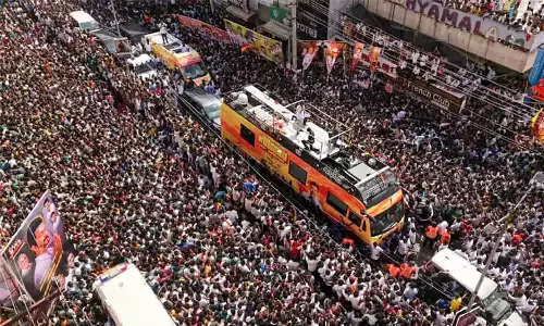 കരൂർ ദുരന്തം; വിജയ്‌യുടെ പ്രചാരണ വാഹനം കസ്റ്റഡിയിലെടുത്ത് സിബിഐ