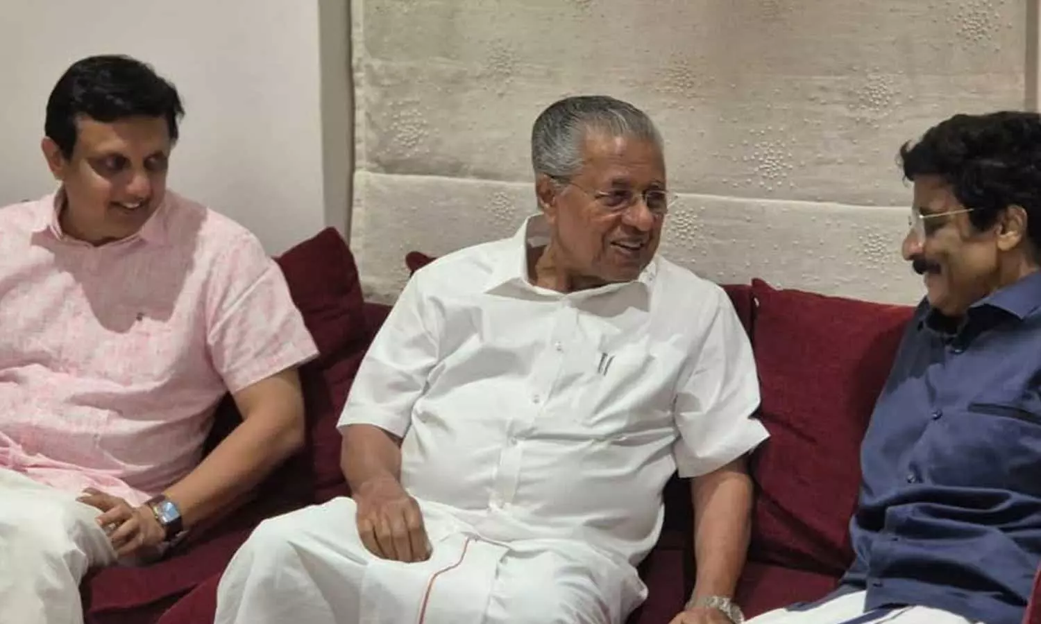 മുസ്ലിം ലീഗ് നേതാവ് എം.കെ മുനീറിനെ സന്ദർശിച്ച് മുഖ്യമന്ത്രി മുസ്ലിം ലീഗ് നേതാവ് എം.കെ മുനീറിനെ സന്ദർശിച്ച് മുഖ്യമന്ത്രി