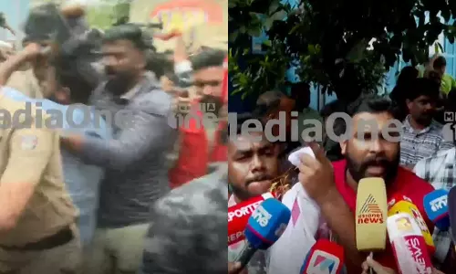 Protest against Rahul Mamkootathil infront of General Hospital Pathanmathitta