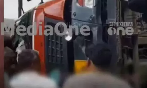 നാടുകാണി ചുരത്തിൽ ലോറി മറിഞ്ഞ് ഗതാഗതം തടസപ്പെട്ടു