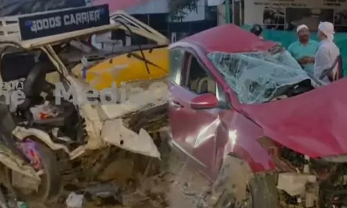 കോഴിക്കോട് കുന്ദമംഗലത്ത് കാറും പിക്കപ്പ് വാനും കൂട്ടിയിടിച്ച് മൂന്നു പേര്‍ മരിച്ചു