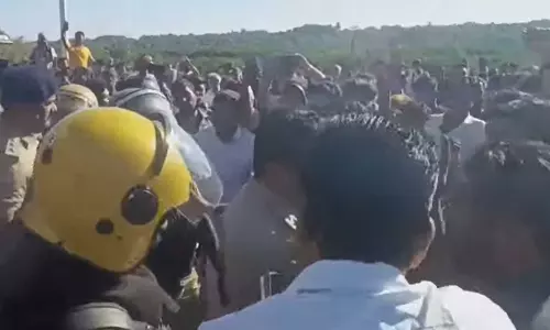 കുമ്പളയില്‍ ടോൾ പിരിവ് തുടങ്ങി,സ്ഥലത്ത് സംഘര്‍ഷം; എംഎല്‍എയെ അറസ്റ്റ് ചെയ്തു നീക്കി