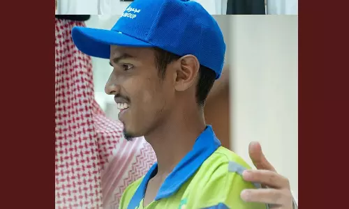 ഹറമിലെത്തിയ തീർഥാടകന് നിസ്കാരപ്പായ നീട്ടി; ബംഗ്ലാദേശി ശുചീകരണ തൊഴിലാളിക്ക് മക്ക മുനിസിപ്പാലിറ്റിയുടെ ആദരം