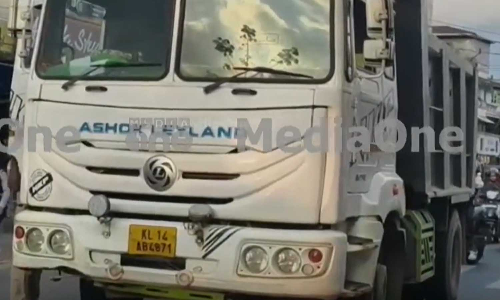 സീബ്രാ ലൈനിലൂടെ നടന്നുപോകുന്ന വിദ്യാർഥികളെ ടിപ്പർ ലോറി ഇടിച്ചു;  വാഹനം പിടിച്ചെടുത്തു