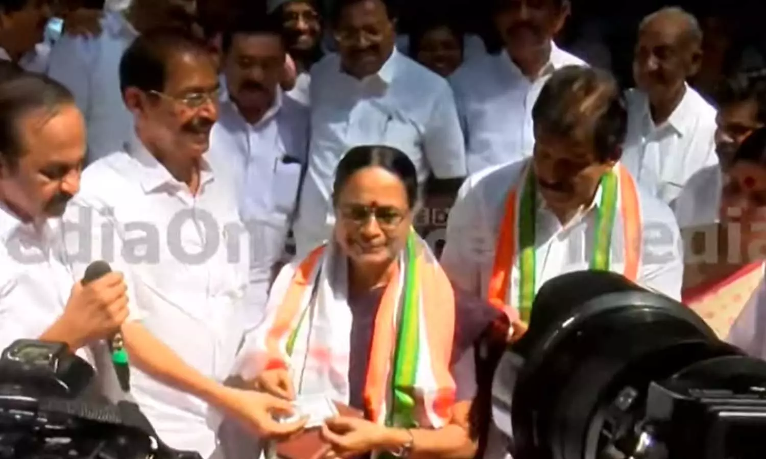 പാർട്ടിയുടെ വഴികളെല്ലാം മാറി, ചില ഡിസിഷൻ മേക്കേഴ്സാണ് പ്രശ്നങ്ങൾ സൃഷ്ടിച്ചത്; കോൺഗ്രസിൽ ചേർന്ന അയിഷാ പോറ്റി പാർട്ടിയുടെ വഴികളെല്ലാം മാറി, ചില ഡിസിഷൻ മേക്കേഴ്സാണ് പ്രശ്നങ്ങൾ സൃഷ്ടിച്ചത്; കോൺഗ്രസിൽ ചേർന്ന അയിഷാ പോറ്റി