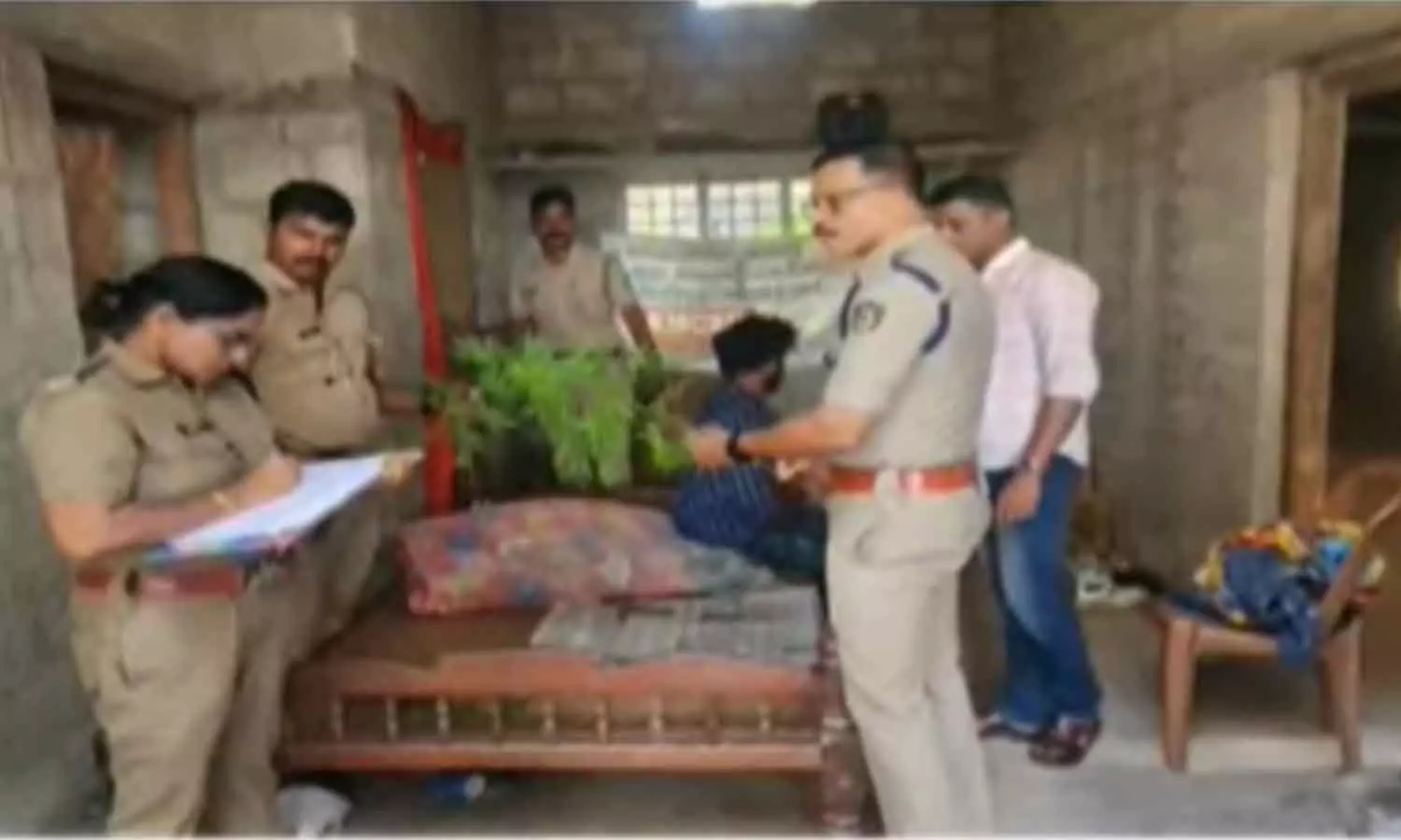 പുതുപൊന്നാനിയിൽ വീട്ടിൽ കഞ്ചാവ് വളർത്തിയ യുവാവ് പിടിയിൽ പുതുപൊന്നാനിയിൽ വീട്ടിൽ കഞ്ചാവ് വളർത്തിയ യുവാവ് പിടിയിൽ