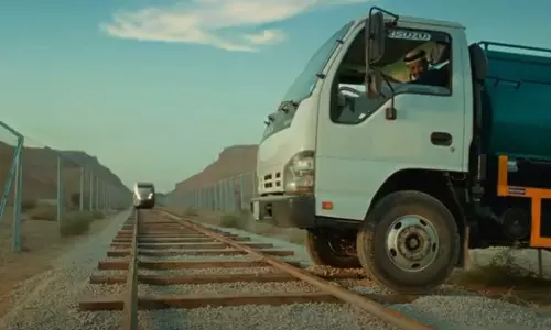 സൗദിയിൽ റെയിൽവേ ട്രാക്കുകളിൽ അതിക്രമിച്ചു കടന്നാൽ 5 ലക്ഷം റിയാൽ പിഴയും രണ്ട് വർഷം തടവും