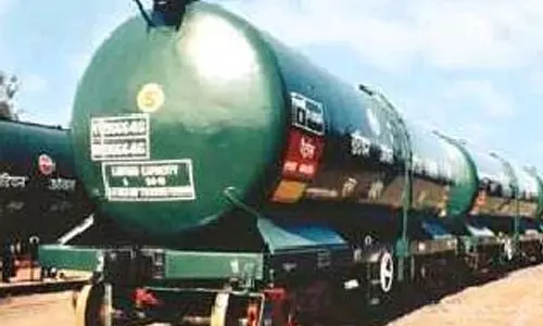 തിരുവനന്തപുരത്ത് റെയിൽവേ ടാങ്കറിൽ അഗ്നിബാധ; വൻ ദുരന്തം ഒഴിവായി