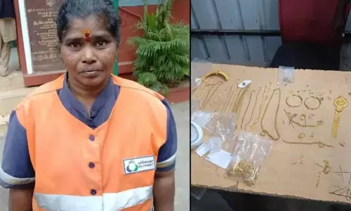 കളഞ്ഞ് കിട്ടിയ 45 ലക്ഷം രൂപയുടെ സ്വർണം തിരികെയേല്‍പ്പിച്ചു; ശുചീകരണ തൊഴിലാളിയെ ആദരിച്ച് തമിഴ്‌നാട് മുഖ്യമന്ത്രി