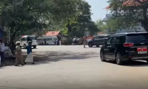 കൊല്ലത്ത് മുഖ്യമന്ത്രിക്ക് നേരെ യുവമോര്‍ച്ചയുടെ കരിങ്കൊടി പ്രതിഷേധം