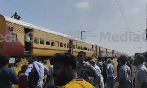 ഓടിക്കൊണ്ടിരിക്കുന്ന ട്രെയിനിന് മുകളില്‍ യുവാവിന്റെ അഭ്യാസപ്രകടനം; താഴെയിറക്കി പൊലീസും യാത്രക്കാരും