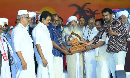 ശ്രീനാരായണ ഗുരു സാഹോദര്യ പുരസ്കാരം കാന്തപുരം എ.പി അബൂബക്കർ മുസ്‌ലിയാർക്ക് സമ്മാനിച്ചു