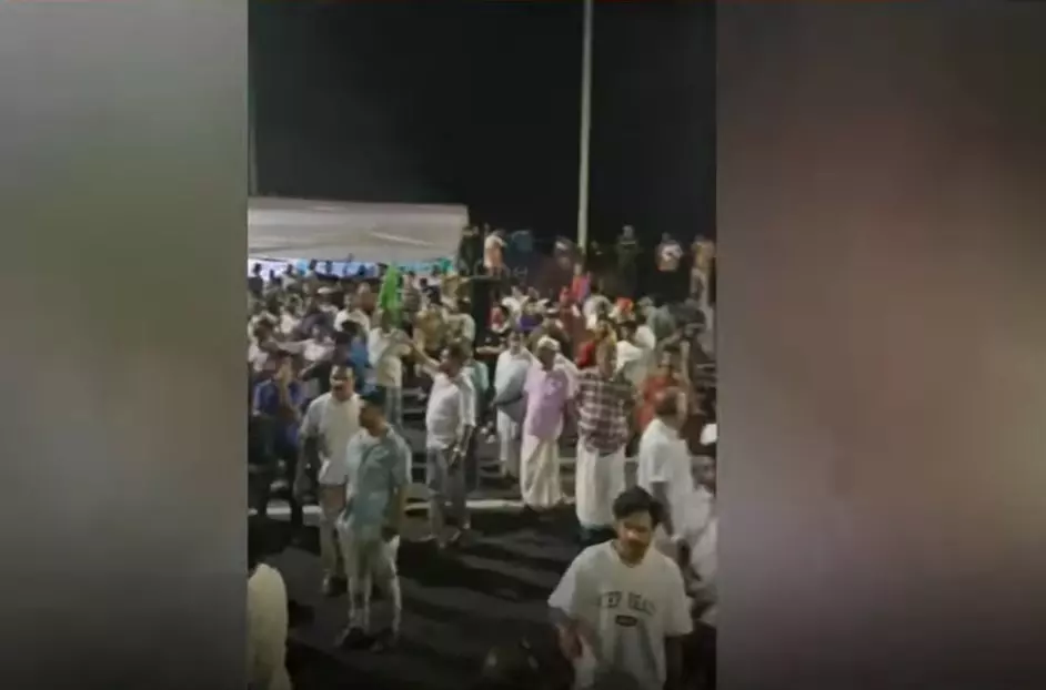 കാസർകോട് കുമ്പളയിൽ ടോൾ പിരിവിനെതിരെ പ്രതിഷേധം; 500 പേർക്കെതിരെ കേസ് കാസർകോട് കുമ്പളയിൽ ടോൾ പിരിവിനെതിരെ പ്രതിഷേധം; 500 പേർക്കെതിരെ കേസ്