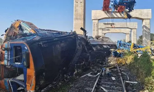 തായ്‌ലൻഡിൽ അതിവേഗ റെയിൽ പാത നിര്‍മാണത്തിനിടെ ക്രെയിൻ പാളത്തിലേക്ക് വീണു; ഓടിക്കൊണ്ടിരുന്ന ട്രെയിന്‍ പാളം തെറ്റി 32 മരണം