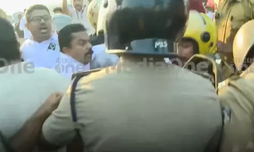 ഒളവണ്ണ ടോൾ പ്ലാസയിൽ കോൺഗ്രസ് പ്രതിഷേധം; പൊലീസുമായി ഉന്തും തള്ളും