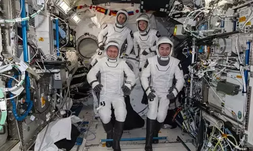 ദൗത്യം പാതിവഴിയില്‍ ഉപേക്ഷിച്ച് ക്രൂ-11 സംഘം ഭൂമിയില്‍ തിരിച്ചെത്തി; ഒരാള്‍ക്ക് ഗുരുതരമായ ആരോഗ്യപ്രശ്‌നം