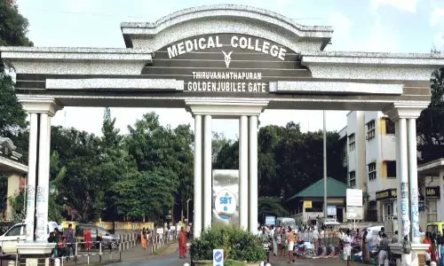 തിരുവനന്തപുരം മെഡിക്കല്‍ കോളജില്‍ ചികിത്സയിലായിരുന്ന രോഗി മരത്തില്‍ നിന്ന് ചാടി മരിച്ചു