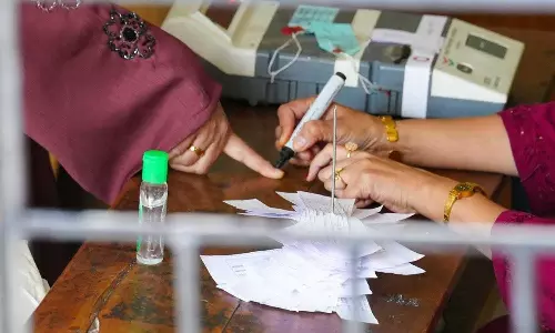 വിരലിൽ പുരട്ടുന്ന മായാത്ത മഷിക്ക് പകരം മാർക്കർ പേന; മമഹാരാഷ്ട്ര മുനിസിപ്പൽ തെരഞ്ഞെടുപ്പിനെതിരെ വ്യാപക വിമർശനം